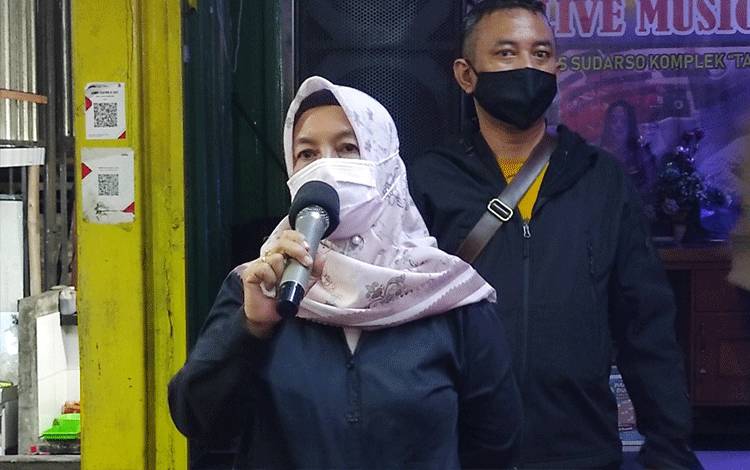 Ketua Harian Satgas Covid-19 Palangka Raya, Emi Abriyani saat memimpin razia prokes di kafe. (FOTO: HENDRI)