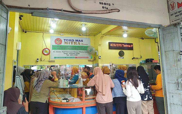 Salah satu toko emas yang berada di kawasan Pusat Perbelanjaan Mentaya (PPM) Sampit yang ramai dikunjungi masyarakat untuk berbelanja emas. (FOTO: BUDDI)
