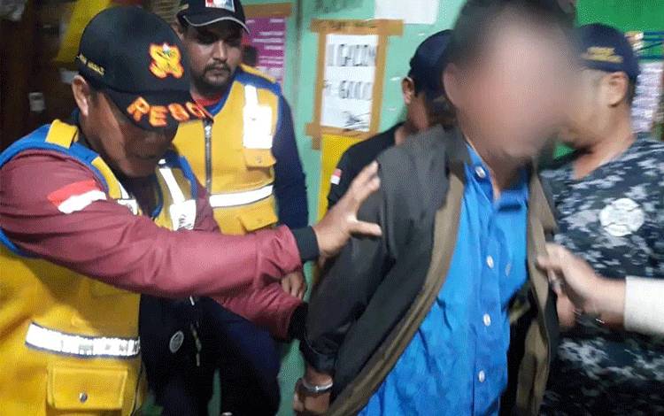 Tim 112 Evakuasi Pria Diduga ODGJ Ganggu Warga