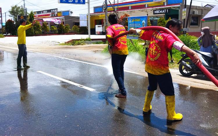 Tim Pandulima saat melakukan kegiatan penyemprotan Jalan Kecipir. (FOTO: PATHUR)