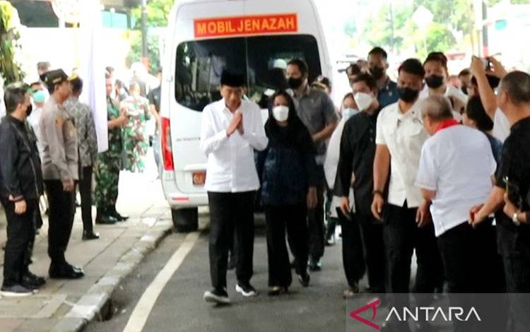 Presiden Joko Widodo (Jokowi) dengan didampingi sang istri, Iriana Jokowi, melayat ke rumah duka istri Kepala Staf Presiden (KSP) Moeldoko, Koesni Harningsih, di Jalan Terusan Lembang No.D54, Menteng, Jakarta Pusat, Minggu (12/3/2023). ANTARA/Fianda Sjofjan Rassat