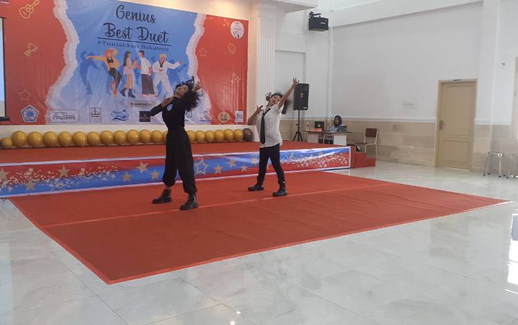 Penampilan finalis grand final modern dance oleh pasangan Elsa dan Zevani dari Pangkalan Lada pada Minggu, 12 Maret 2023 di acara Genius Best Duet di Genius College. (FOTO: NURITA)