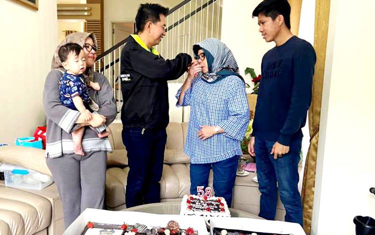 Bupati Barito Utara H Nadalsyah merayakan Hari Ulang Tahun (HUT) ke 58 bersama istri dan anak serta cucu di rumah pribadi di Banjarmasin, Minggu, 12 Maret 2023. (FOTO: DHANI)
