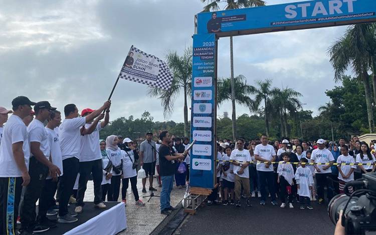 Ribuan Warga Lamandau Meriahkan Jalan Sehat 25 Tahun BUMN ?
