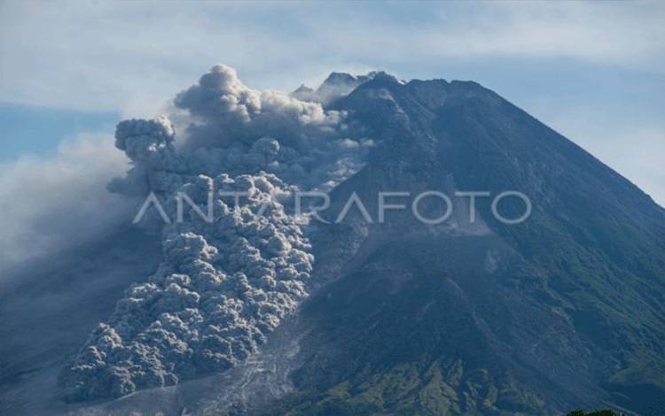 Luncuran awan panas Gunung Merapi terlihat dari Turi, Sleman, DI Yogyakarta, Minggu (12/3/2023). Menurut data BPPTKG pada 12 Maret 2023 pukul 07.04 - 07.56 WIB telah terjadi 3 awan panas guguran dengan jarak luncur antara 2.000 meter hingga 2.500 meter ke arah barat daya. (ANTARA FOTO/Andreas Fitri Atmoko/rwa.) (Ilustrasi)