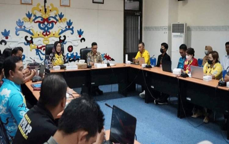 Sekda Palangka Raya, Hera Nugrahayu memimpin validasi form survei SPBE. (FOTO: HUMAS)
