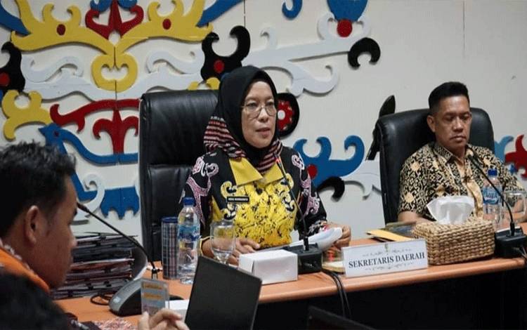 Sekda Palangka Raya, Hera Nugrahayv? saat membahas tentang evaluasi dan penyusunan arsitektur SPBE. (FOTO: HUMAS)