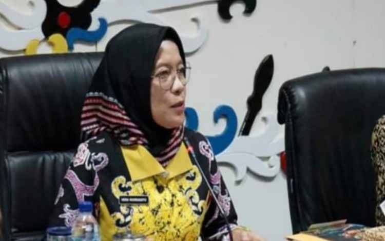Sekda Palangka Raya, Hera Nugrahayu memimpin rapat evaluasi SPBE dan meminta dinas mendukung arsitektur SPBE. (FOTO: HUMAS)