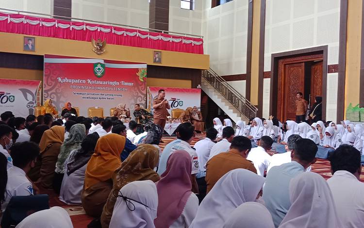 Bupati Kotawaringin Timur, Halikinnor mengisi dialog pencegahan pergaulan bebas pada kalangan remaja di Rumah Jabatan Bupati, Senin, 13 Maret 2023. (FOTO: DEWI)?