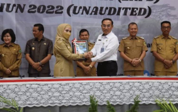 Wabup Seruyan Serahkan LKPD Unaudited ke BPK RI Perwakilan Kalteng
