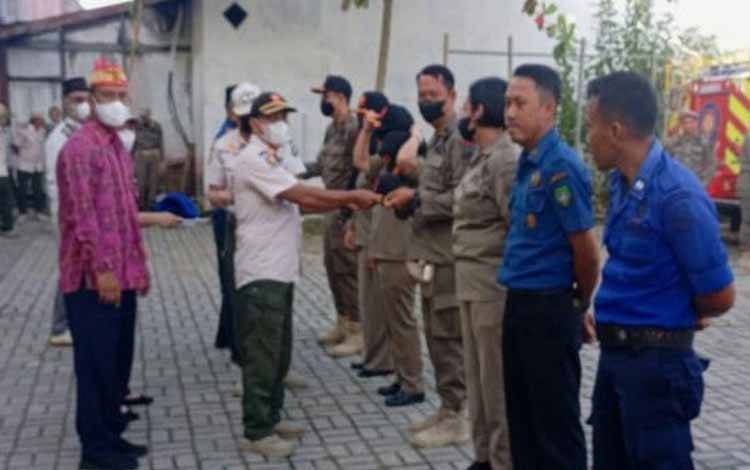Personel tekon Satpol PP dan Damkar Kapuas saat terima reward usai ikuti Uji Kompetensi. (FOTO: IST)