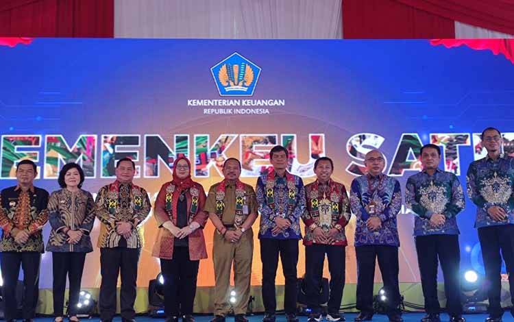 Foto bersama dalam pembukaan program Sinergi Pemberdayaan UMKM Kemenkeu Satu lingkup Kalteng 2023 di Kantor Wilayah Direktorat Jenderal Perbendaharaan Provinsi Kalteng, Selasa, 14 Maret 2023. (FOTO: HERMAWAN)