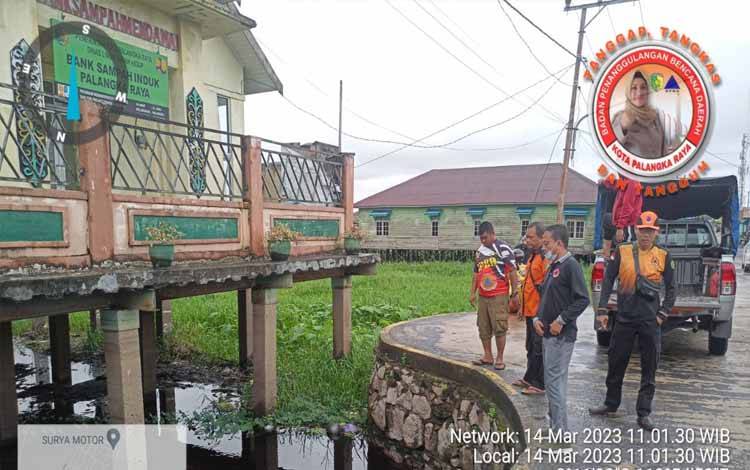 Tim TRC BPBD Kota Palangka Raya saat melakukan pengecekan kondisi debit air di Kota Palangka Raya (FOTO : BPBD)