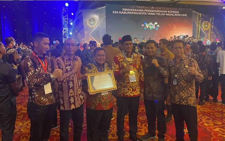 Pj. Bupati Kobar Anang Dirjo, Plt. Sekda Juni Gultom dan Kadinkes Kobar Achmad Rois serta pejabat terkait lainnya saat kegiatan penyerahan UHC Award, Selasa, 14 Maret 2023.