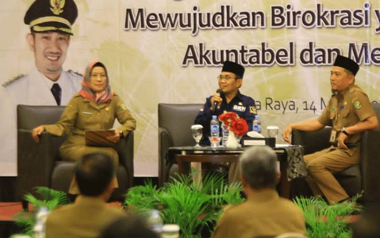 Sekda Palangka Raya Hera Nugrahayu? saat menghadiri rapat koordinasi kepegawaian. (FOTO: HENDRI)