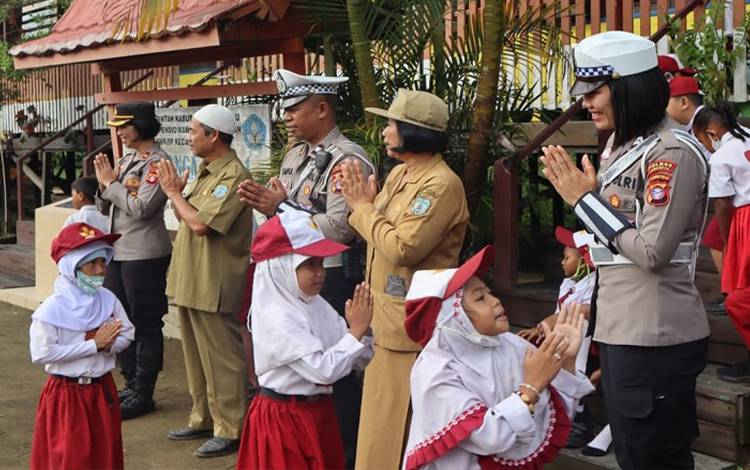 Police Goes to School, Wakapolres Sapa Murid SDN 1 Bulik  ?