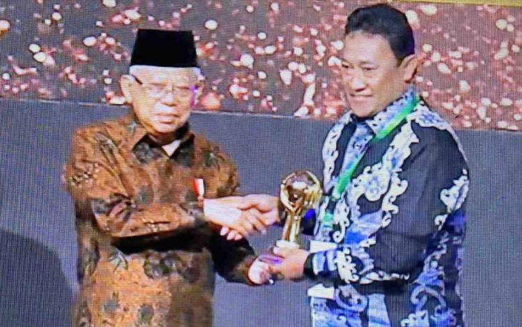 Wakil Gubernur Kalteng H. Edy Pratowo saat menerima Penghargaan UHC Award 2023 di Balai Sudirman, Tebet, Jakarta Selatan, Selasa, 14 Maret 2023. (FOTO: IST)