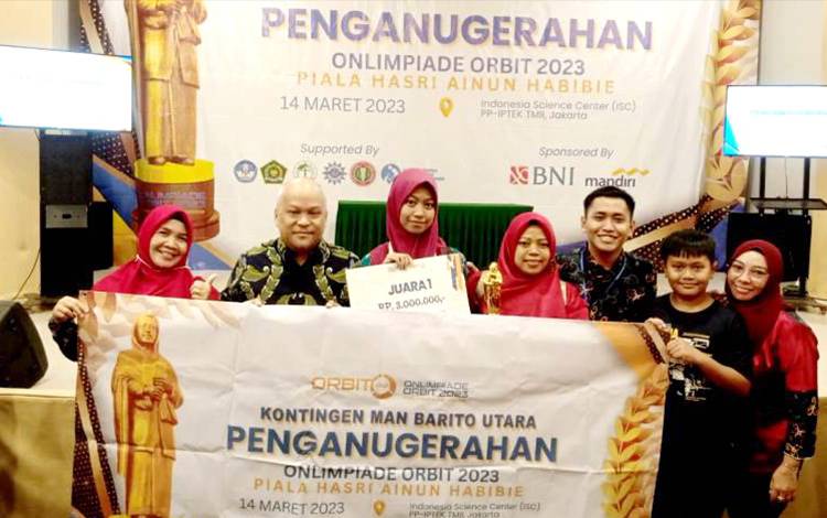 Siswi MAN Barito Utara Alya Zaskia (tengah pakai hijab merah) foto bersama para pemenang dari berbagai provinsi dan kabupaten se Indonesia. Onlimpiade Orbit 2023 diadakan oleh Yayasan Hasri Ainun Habibie, di Science Center (ISC) PP IPTEK Taman Mini Indonesia Indah (TMII) Jakarta, Selasa, 14 Maret 2023. (FOTO: DHANI)