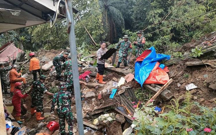 Dua Orang Tewas Akibat Longsor TPT Rel Kereta Api di Empang Bogor