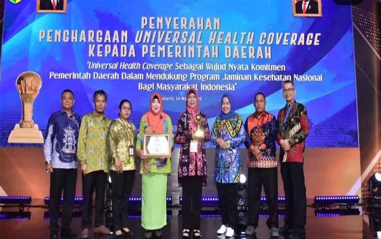 Penyerahan piagam penghargaan UHC untuk Pemko Palangka Raya. (FOTO: HUMAS)