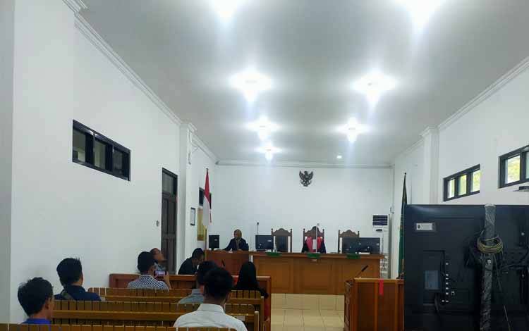 Hakim Tunggal Yudi Eka Putra saat membacakan putusan putusan praperadilan di Pengadilan Negeri Palangka Raya, Selasa sore, 14 Maret 2023