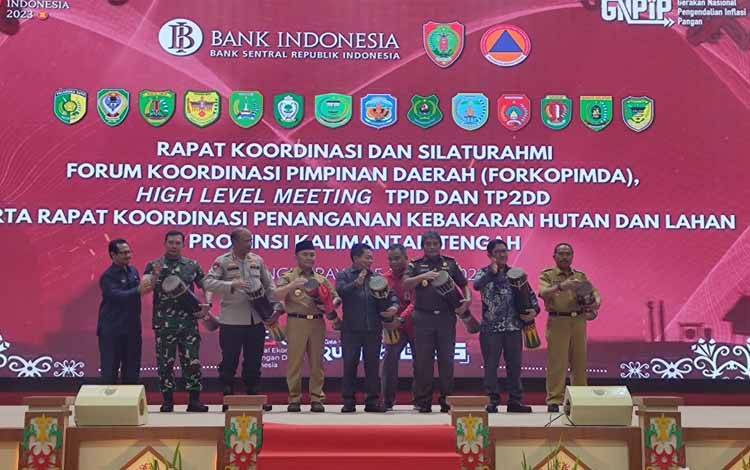 Penabuhan katambung sebagai tanda lounching Gerakan Nasional Pengendalian Inflasi Pangan (GNPIP) Kalteng 2023 Ayo Malan dan Kick Off Operasi Pasar Seluruh Kalteng. (FOTO: HERMAWAN)