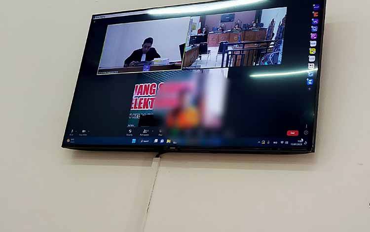 Terdakwa (bawah) saat menjalani sidang virtual di Pengadilan Negeri Palangka Raya, Rabu, 15 Maret 2023. (FOTO: APRIANDO)