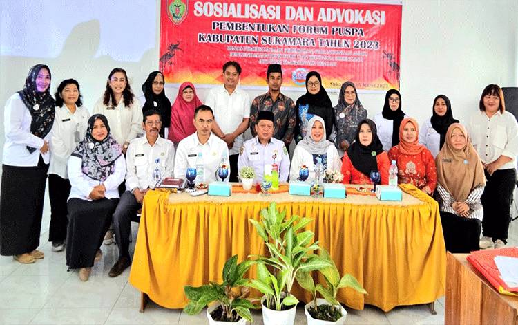 Staf Ahli Bupati Bidang Ekonomi Keuangan dan Pembangunan Sekda Sukamara, Syamsir Hidayat berfoto bersama pada acara pembukaan sosialisasi dan advokasi pembentukan forum Partisipasi Publik Untuk Kesejahteraan Perempuan dan Anak? (PUSPA) di aula Dinas P3P2KB Sukamara, Rabu, 15 Maret 2023. (FOTO: NORHASANAH)