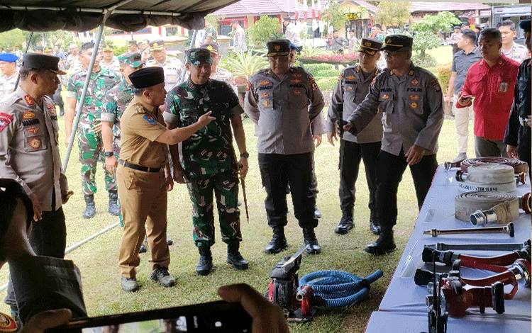 Gubernur Kalteng H Sugianto Sabran saat meninjau sarpras di tenda Dit Samapta (FOTO : PATHUR)