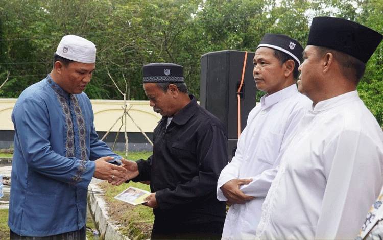 Bentuk Dukungan Kegiatan Sosial Keagamaan, Bupati Lamandau Berikan Insentif Guru Ngaji