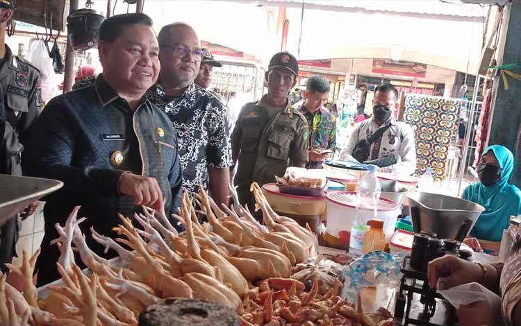 Bupati Kotawaringin Timur, Halikinnor melakukan sidak harga sembako di pasar PPM, Kamis, 16 Maret 2023. (FOTO: DEWIP)?