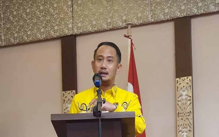 Wali Kota Palangka Raya, Fairid Naparin? saat membuka Bimtek pengelolaan BOSP. (FOTO: HENDRI)