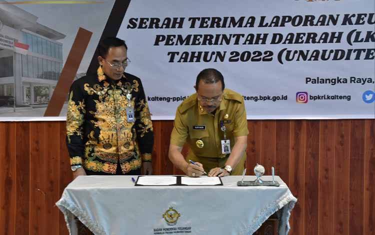 Sekretaris Daerah Provinsi Kalteng, H Nuryakin saat melakukan Penandatanganan Berita Acara dan Serah Terima Laporan Keuangan Pemerintah Daerah Unaudited Pemprov Kalteng Tahun Anggaran 2022 di Ruang Rapat BPK RI Perwakilan Kalteng, baru baru ini. (FOTO: IST)