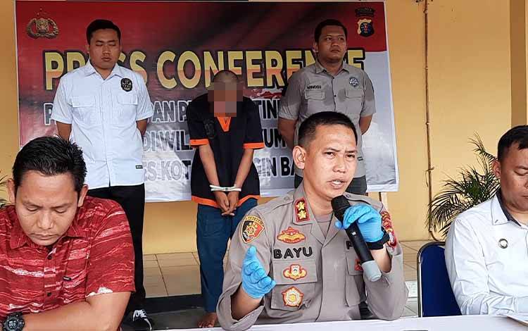 Kapolres Kobar AKBP Bayu Wicaksono saat menyampaikan pengungkapan perkara penadahan yang dilakukan tersangka EW. (FOTO: DANANG)