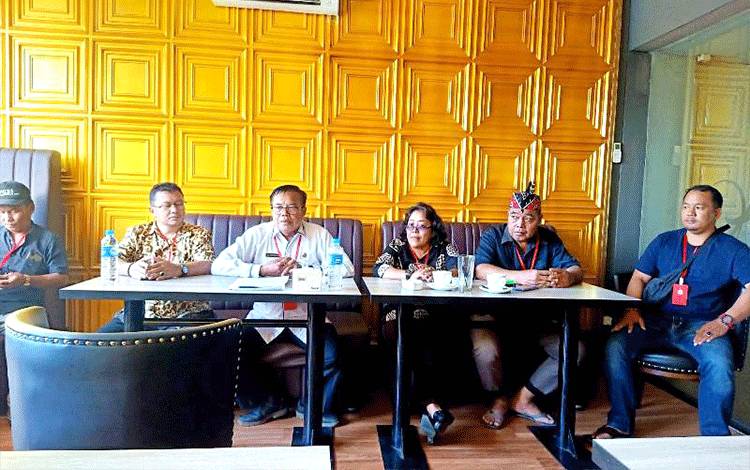 Panitia Musda DAD Barito Utara menggelar Konferensi Pers di Hotel Armani, terkait kesiapan panitia pelaksanaan menjelang dilaksanakannya Musda DAD Barito Utara.(foto: Dhani)