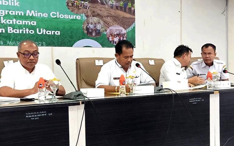 Asisten II Setda Barito Utara, H Gazali saat memimpin??konsultasi publik dalam rangka rencana program mine closure PT BEK, di aula Setda Lantai I.(foto: Dhani)