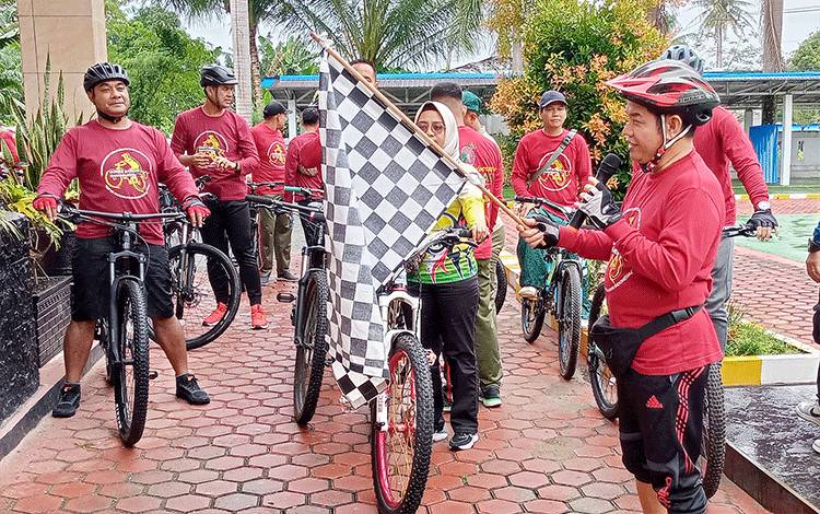 Bupati Barito Timur Lepas Gowes Bareng 70 Tahun Ikatan Hakim Indonesia