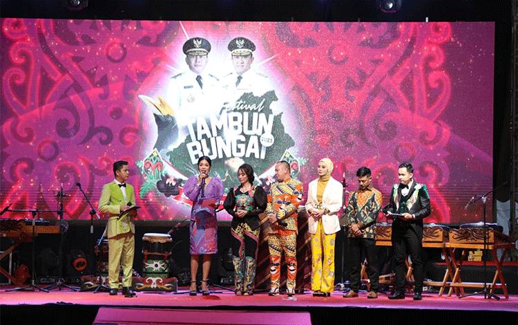 Disbudpar Kalteng Asah Kreasi Busana Benang Bintik Melalui Lomba Festival
