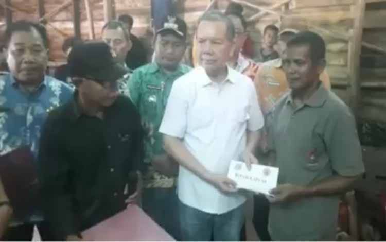 Warga Terdampak Kebakaran 4 Rumah di Desa Batanjung Terima Bantuan