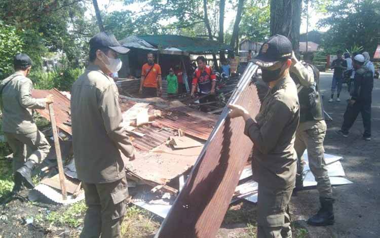 Bangunan Dekat Taman Kota Sampit Dibongkar Satpol PP Diduga jadi Tempat Asusila