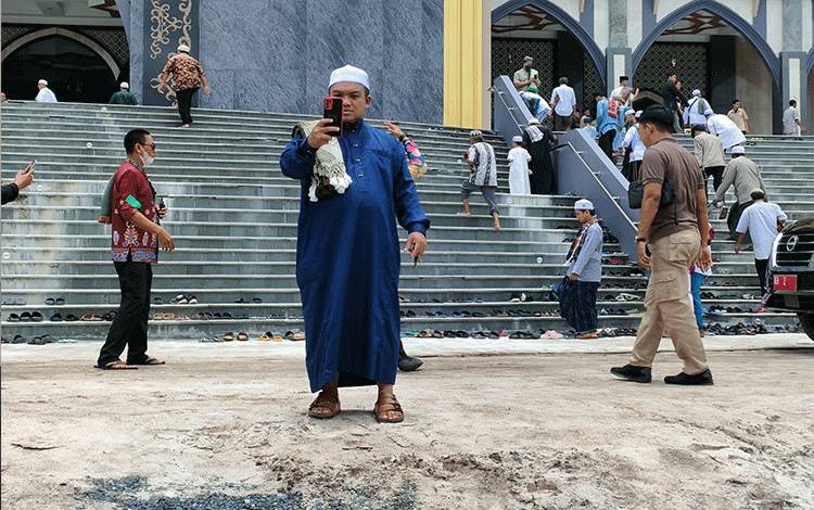 Masyarakat Berbondong-bondong Selfie di Masjid Kubah Kecubung
