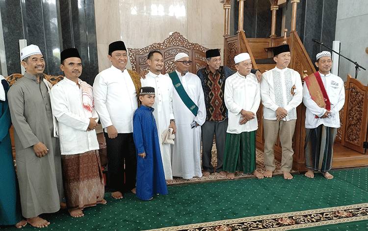 Wali Kota Palangka Raya saat berfoto bersama usai salat Jum'at (FOTO : PATHUR)