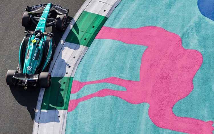 Pebalap Aston Martin Fernando Alonso asal Spanyol menjalani sesi latihan pertama Grand Prix Arab Saudi, Sirkuit Jeddah Corniche. (17/3/2023) (ANTARA/AFP/GIUSEPPE CACACE)