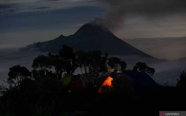 Luncuran lava pijar dari kubah lava Gunung Merapi terlihat dari Pos 3 Gunung Merbabu, Suwanting, Banyuroto, Sawangan, Magelang, Jawa Tengah, Kamis (16/3/2023). ANTARA FOTO/Hendra Nurdiyansyah/foc. (Antara Foto/Hendra Nurdiyansyah)