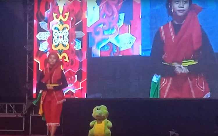 Peserta lomba Bakesah di Stadion Sanaman Mantikei Palangka Raya, Jumat malam, 17 Maret 2023. (FOTO: IST)