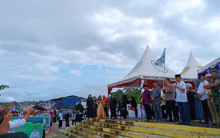 Bupati Gunung Mas Lepas Peserta Pawai Tarhib Ramadan