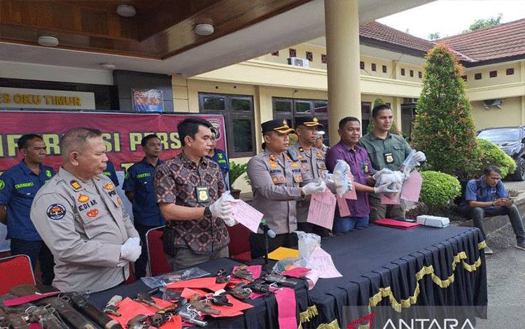 Polres OKU Timur, Sumsel menyita puluhan senjata api ilegal selama operasi senjata api Musi 2023, Sabtu (18/3/2023). ANTARA/Edo Purmana