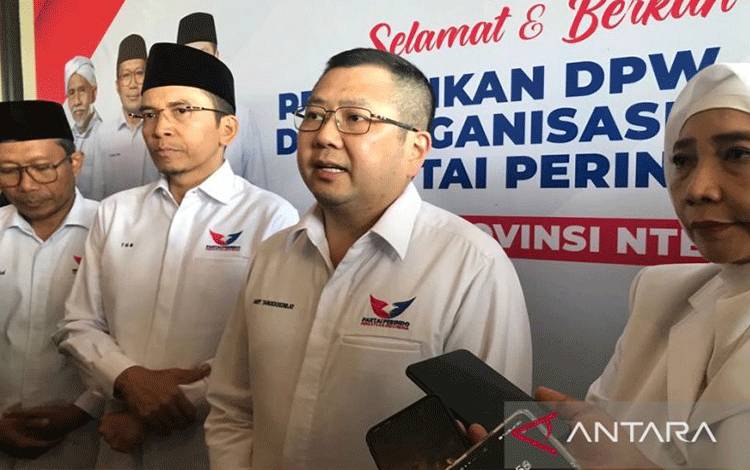 Ketua Umum Partai Perindo Hary Tanoesiedibjo (kedua kanan) didampingi Ketua Harian Nasional DPP Partai Perindo Tuan Guru Bajang (TGB) Muhammad Zainul Majdi (kedua kiri) dan Ketua Dewan Pertimbangan Partai Perindo Sitti Rohmi Djaljllah (kanan) dan Ketua DPW Partai Perindo NTB Khairul Rizal (kiri) usai pelantikan pengurus DPW dan DPD Perindo se-NTB di Mataram, Sabtu (18/3/2023). ANTARA/Nur Imansyah.