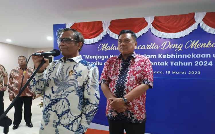 Menkopolhukam Mahfud MD memberikan keterangan pers didampingi Gubernur Olly Dondokabey. ANTARA/HO-Karel A Polakitan (1)