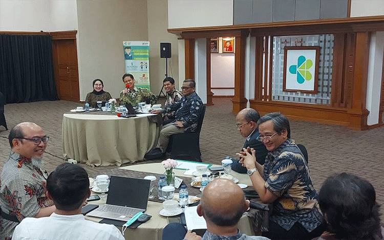 Menteri Kesahatan RI Budi Gunadi Sadikin (kedua dari kiri) saat berdialog dengan jajarang Pengurus Besar Ikatan Dokter Indonesia (PB-IDI) dalam agenda Public Hearing, RUU Kesehatan di Gedung Kemenkes RI Jakarta, Jumat (17/3/2023). (ANTARA/Andi Firdaus).
